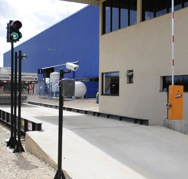 Balança rodoviária de uma usina com semáforo, câmera e cancela automática